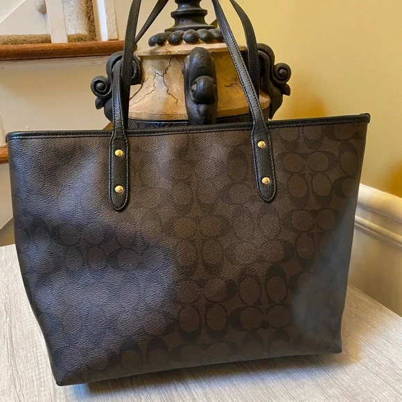 City Zip Tote In Signature Canvas Preloved SOLD - Picture 4 of 16